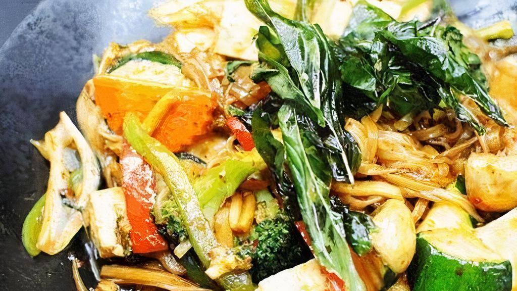 Spicy Noodle · Thin rice noodles, fried tofu, seasonal vegetables, bamboo shoots, mushrooms, hot basil, and bell peppers. Stir-fried in basil seasoning.
