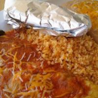 Plato Especial Chile Relleno / Chile Relleno Special Plate · Con arroz, frijoles y tortillas. / Served with rice, beans, and tortillas.
