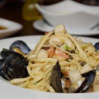 Linguini Del Mar Plate · Shrimp, mussels, bay scallops, capers, fresh tomatoes, garlic and white wine butter sauce.