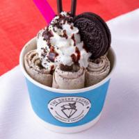Cookies & Cream · Vanila ice cream, Oreo, whipped cream, chocolate drizzle.