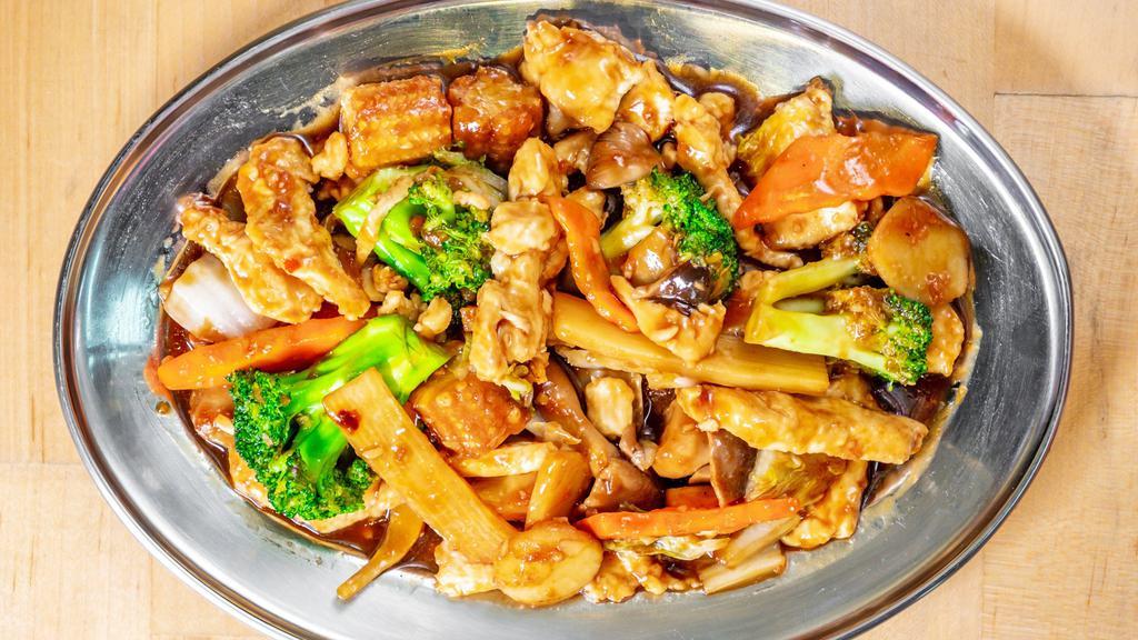 Hunan · Spicy. Broccoli, carrots, water chestnuts, Napa cabbage, bamboo shoots, baby corn, mushrooms in a hot Hunan sauce. Served with steamed rice and fortune cookie. Hot and spicy.