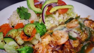 Camarones Enchipotlados / Spicy Shrimps · Camarones salteados con salsa de chipotle servidos con arroz, frijoles, ensalada y guacamole...