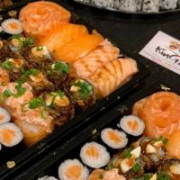 Combo 40 Pieces · 8 uramaki varied, 8 hossomaki, 8 hot roll, 4 Joe salmon, 4 nigiri salmon, 8 sashimi.