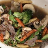 Lad Na (Dinner) · Stir-fried wide rice noodles, soy gravy, eggs, baby corns, carrots, Asian broccoli, mushroom...
