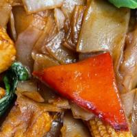 Drunken Noodles (V) · Stir fried flat rice noodles in house special brown sauce with fried tofu, Thai basil, onion...