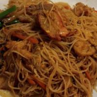 Singapore Style Mei Fun · Skinny rice noodles, shrimp, chicken, pork, vegetable and egg in curry spicy sauce.
