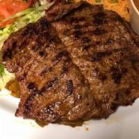 Carne Asada / Grilled Beef · Plato de fajita. Servida con frijoles charros, arroz, guacamole, pico de gallo y nopal. / Fa...