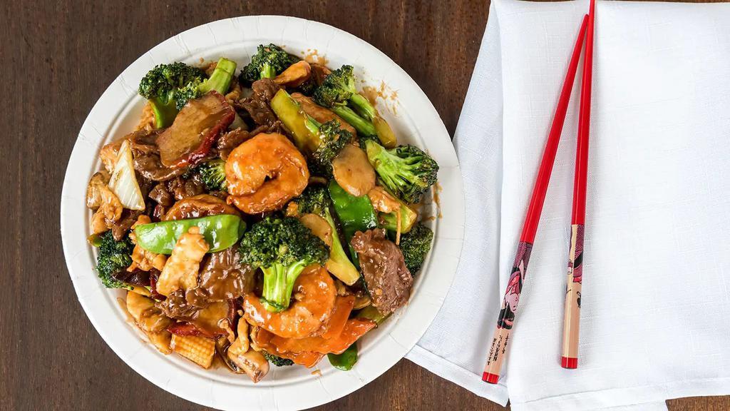 Happy Family Delight · Jumbo shrimp, chicken, beef and roast pork with mixed vegetables.