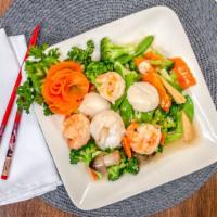 Chef 'S Seafood Combo · Jumbo shrimp and scallops sautéed with mixed vegetables in chef 's special sauce.