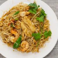 Bun Xao Cari · (Hot & Spicy) Singapore noodle stir fried thin vermicelli noodles with egg, chicken, shrimp,...
