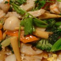 Hu Tieu Xao Do Bien · Pan-fried flat noodles with egg, mixed seafood and mixed vegetables