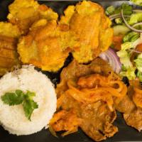Carne Encebollada Con Tostones, Ensalada Y Arroz · Beef with caramelized onions, fried green plantains, salad and rice.