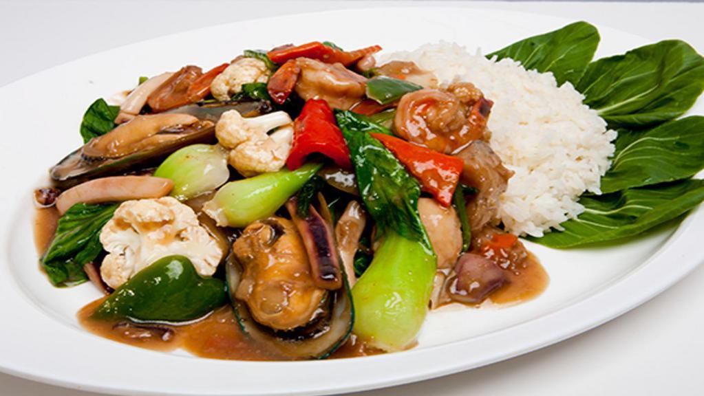 Chabtang Bab · Shrimp, mursel, squid and vegetables with rice.