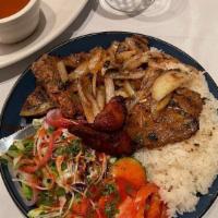 Pechuga De Pollo En Salsa Criolla / Chicken Breast In Creole Sauce · Servido con arroz blanco, frijoles guisados y ensalada. / Served with white rice, stewed bea...
