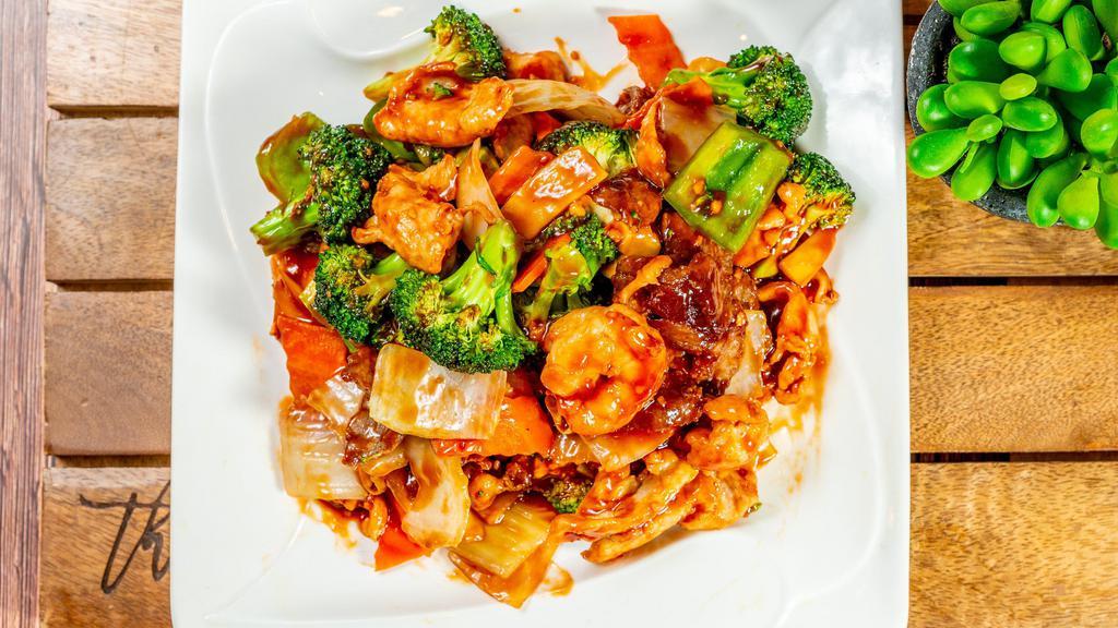 Triple Delight  炒三鲜 · Sliced beef, chicken and shrimp sautéed with mixed vegetables in a rich sauce.