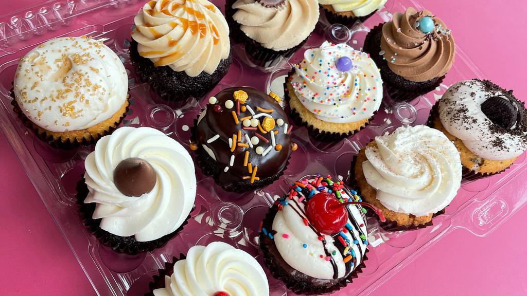 1 Dozen Cupcakes · One dozen cupcakes.  Please indicate which flavors you would like to be included.   If you would like to include a Flavor of the Day, please indicate that in the note section.

*Picture shown is just an example of 12 cupcakes*