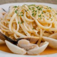 Linguine Vongole · linguine pasta with clams with white wine garlic chopped tomato sauce