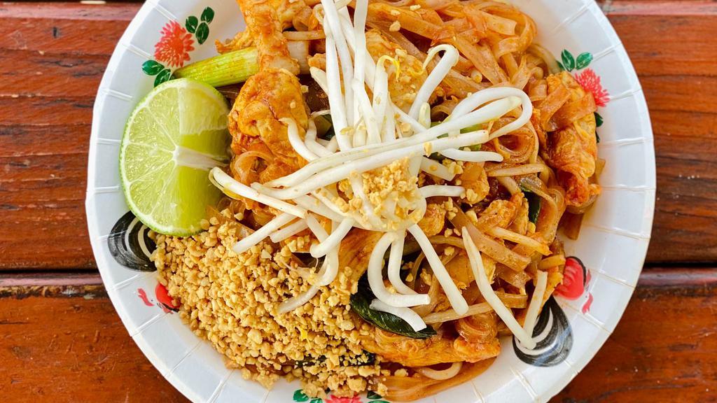 Padthai Kai · Rice noodle, egg, bean sprouts, peanuts, shallots and lime wedge sauteed in pad thai sauce.