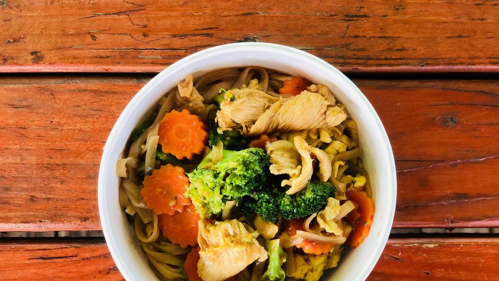Pad Si Ew Kai · Stir fried noodle in dark sweet soy sauce with chicken, egg, broccolí and carrots.