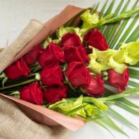 Beautiful Gesture - Dozen Roses · Make a beautiful gesture with a dozen roses. Perfect for all occasions. The choice of red ro...