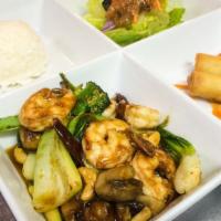 Combo Cashew Nut Style · (Gluten free available/Vegetarian available)
Stir-fried chicken or beef or shrimps with cash...