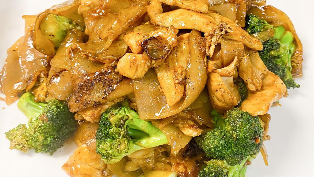 Pad See Ew   · (Gluten Free available/Vegetarian avialable)  Sauteed flat rice noodles with egg and broccoli in sweet brown sauce.