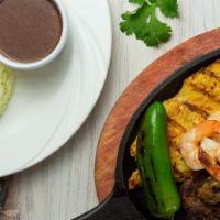 Parrillada Salvadoreña / El Salvador’S Grill · Costilla, chorizo, pollo, camarón, jalapeño. / Rib, Salvadoran sausage, chicken, shrimp, jal...