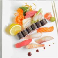 Combo Deluxe · 6 pcs of assorted sushi, 9 pcs of assorted sashimi and a tuna roll.