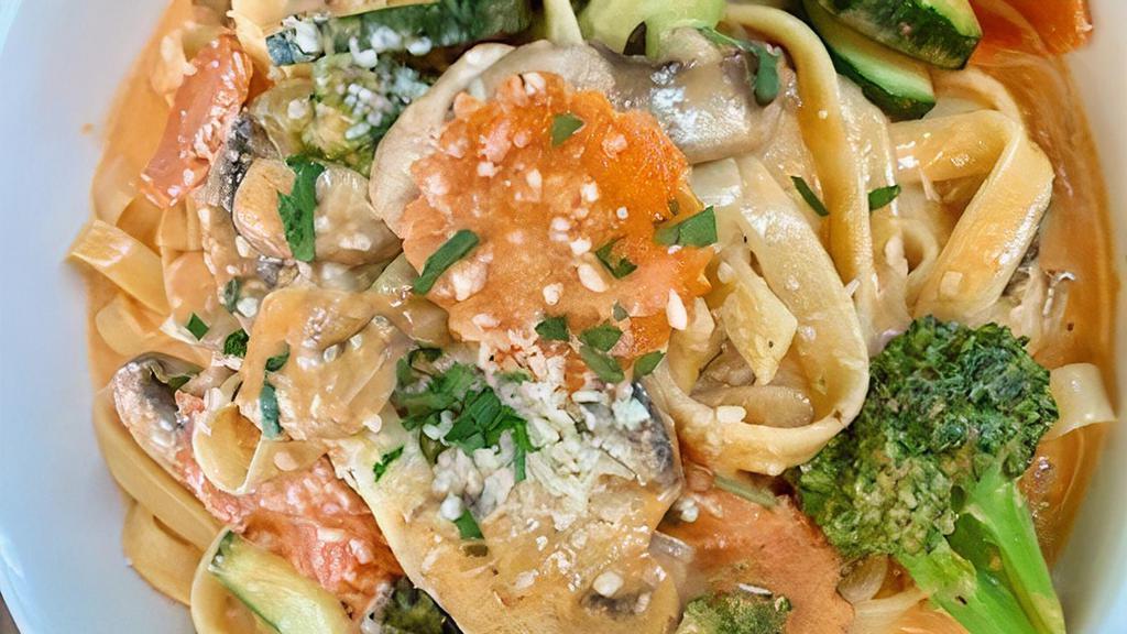 Fettuccine Primavera · Fettuccine pasta, broccoli, mushrooms, carrots and zucchini in pink cream sauce