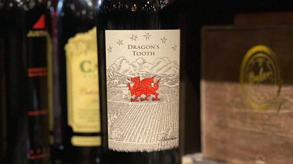 Trefethen Dragon Tooth 2018 · This provocative blend presents blackberry and cracked pepper aromas with hints of cinnamon and baking spice.