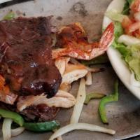 Plato Primo (1) · A combination of grilled chicken and steak fajitas with jumbo shrimp and pork ribs.