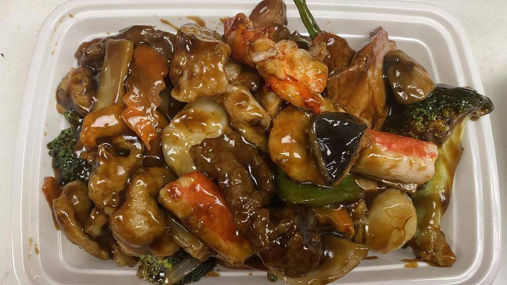 Happy Family · Lobster meat, imitation crab meat,  shrimp, scallops, beef, chicken, roast pork sautéed with mixed vegetables and brown sauce.