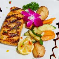 Salmão Grelhado · Grilled salmon with potatoes and vegetables in a lemon-butter sauce.