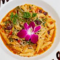 Penas Vegetarianas · Penne pasta with sun-dried tomatoes, olives, artichokes, peppers, roasted garlic, and basil ...