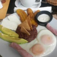 Desayuno Típico / Typical Breakfast · Dos huevos estrellados o picados, entomatada, frijoles, arroz, plátano frito, queso fresco, ...