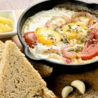 Desayuno Campesino / Countryside Style Breakfast · Servido con dos huevos estrellados, frijoles, arroz, una porción de carne asada, plátanos fr...