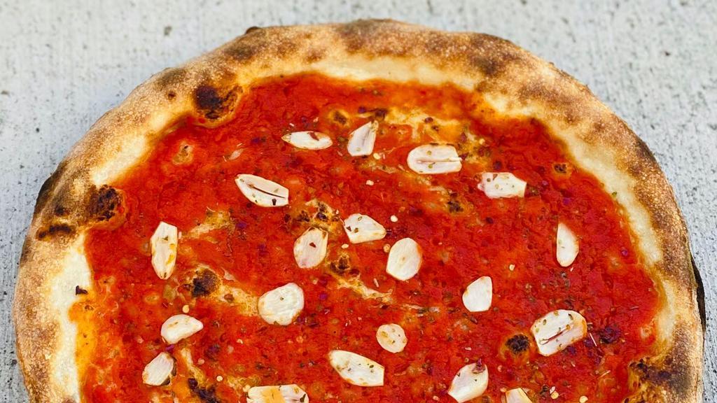 Marinara Pizza · tomato sauce, fresh garlic, oregano, chile flake (v).