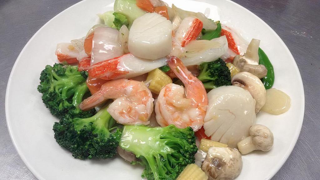 Seafood Combination · Gluten-Free. Jumbo shrimp, jumbo scallop, crab meat, baby corn, zucchini, snow peas, bamboo shoots, mushroom, broccoli, carrot & Chinese veggie in light tasty gravy.