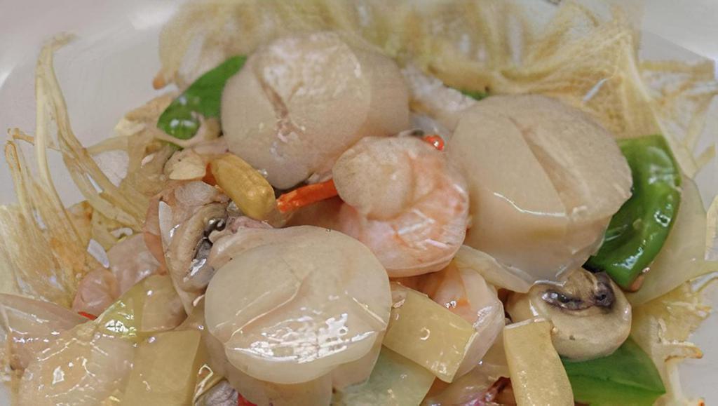 Birds Nest Delicacies 鸟巢 · Shrimp, scallop and crab meat sautéed an special white sauce with assorted vegetables contained in a artistic nest made of potatoes.