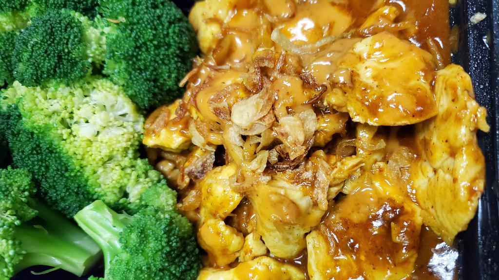 Pa-Ram · Sautéed ginger, chili paste & yellow curry, broccoli Topped with peanut sauce and fried onion.