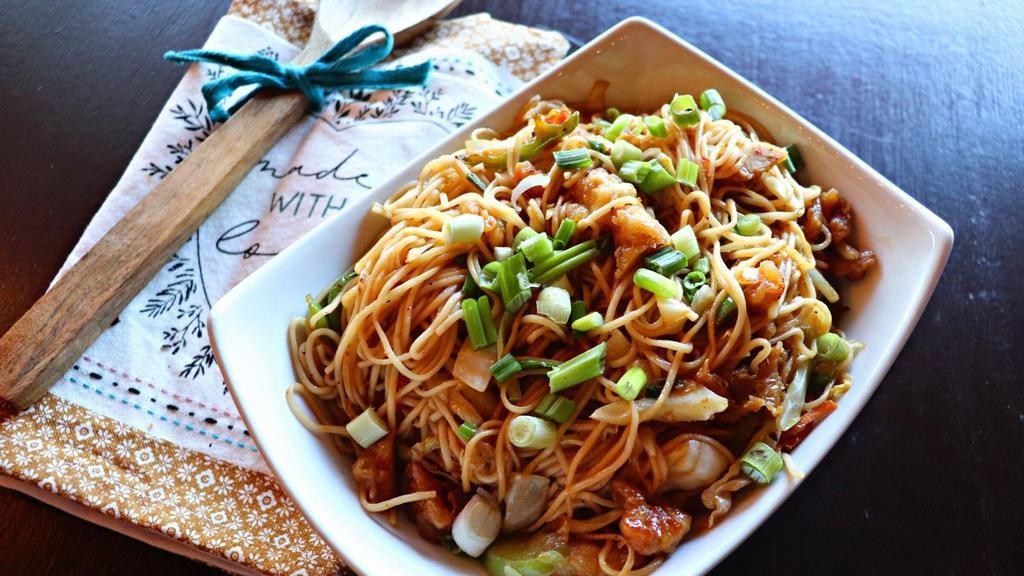 Chicken Chowmein Noodles · Chowmein noodles, shallots, carrots & green peppers stir fried hakka-style in a wok with red chili & black pepper.