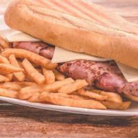 Sandwich De Jamón Y Queso C/ Papas Fritas · Ham and cheese sandwich and fries.