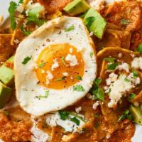 Chilaquiles / Chilaquiles  · Servidos con frijoles, aguacate, crema. / Served with beans, avocado, cream.