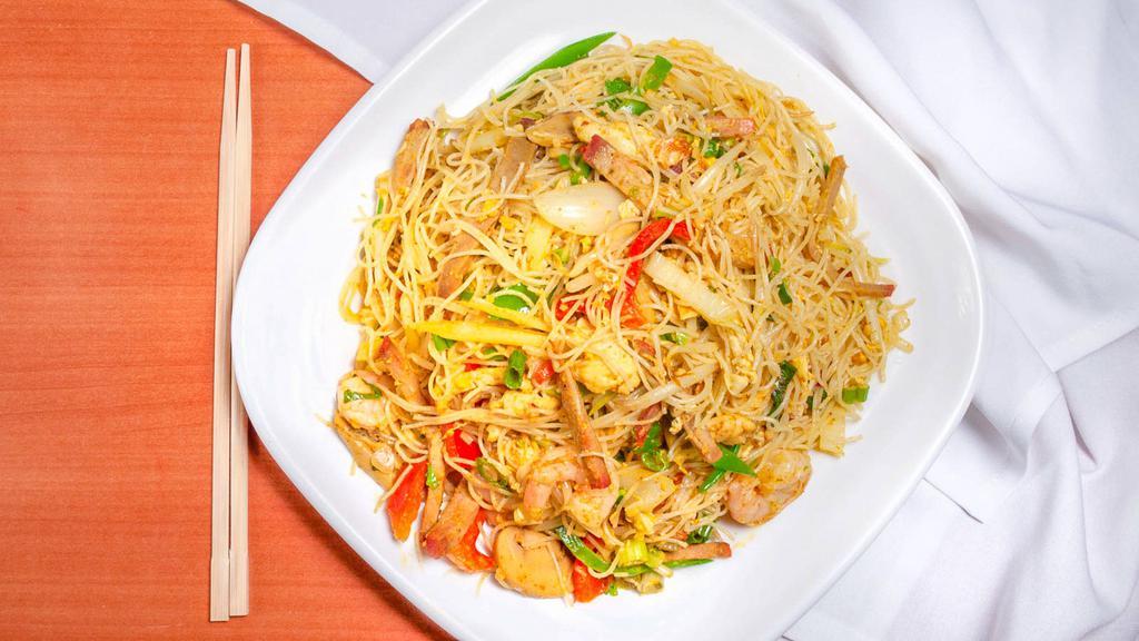 Singapore Noodles  · Thin rice noodles sautéed with petite shrimp, shredded chicken, roast pork, and julienne curried vegetables