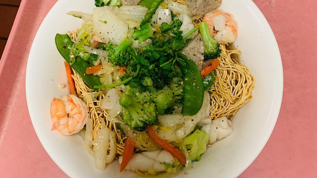 Mi Xao Gion Do Bien · Crispy deep-fried egg noodles topped with seafood and vegetables in special sauce.