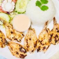 Camarones A La Plancha · Grilled shrimp, served with rice and salad.