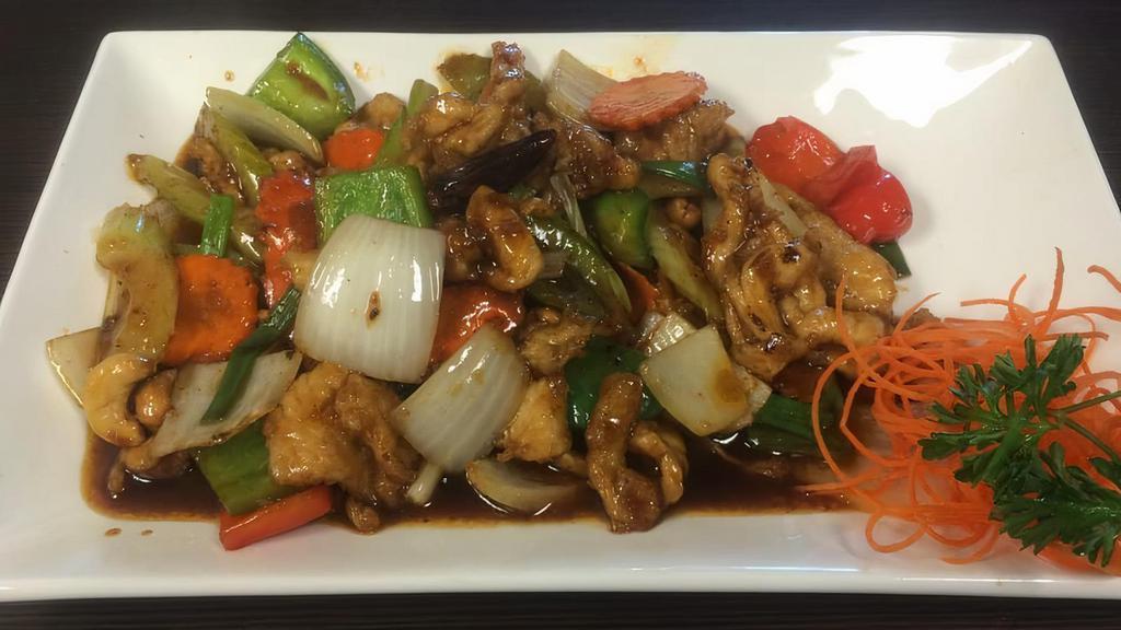 Golden Cashew · Little spicy. Stir-fried with cashew nut, chili paste, onion, bell pepper, carrot, and mushroom.