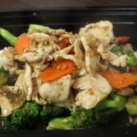Garlic & Pepper · Stir-fried choice of meat with garlic and pepper on bed of cooked broccoli and carrot.