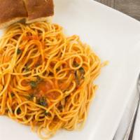 Spaghetti Pomodoro · Spaghetti with tomato sauce (vegetarian)