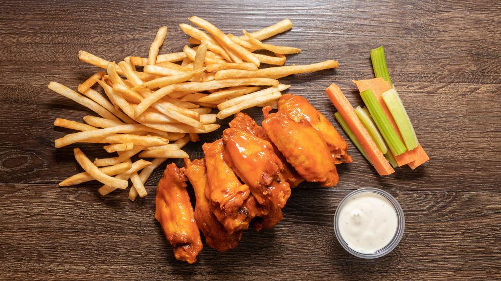 8 Pc Wing Combo · 8 Boneless or Classic (Bone-In) wings with 1
flavor, regular fries or veggie sticks, 1 dip and a
16 oz drink.